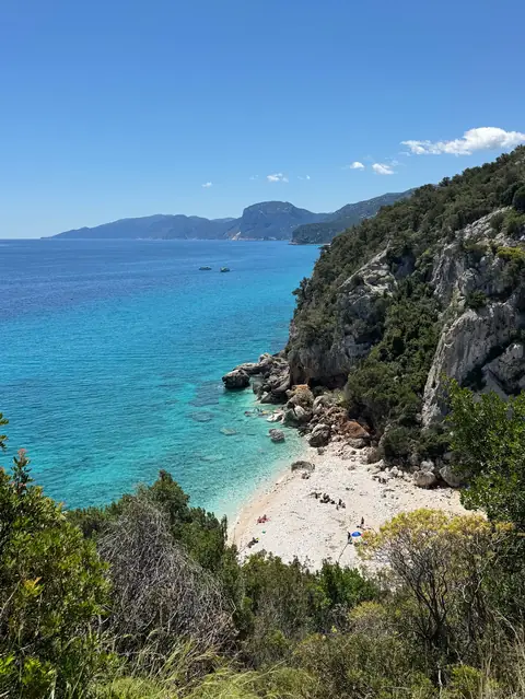 La baia di Cala Goloritzè vista dal sentiero