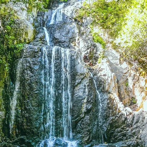Cascata tra le rocce in un bosco sardo