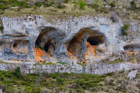 Falesie calcaree con grotte