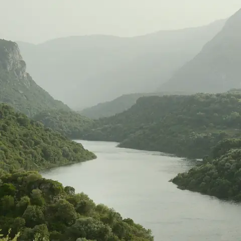 Gola scavata dal fiume tra le montagne